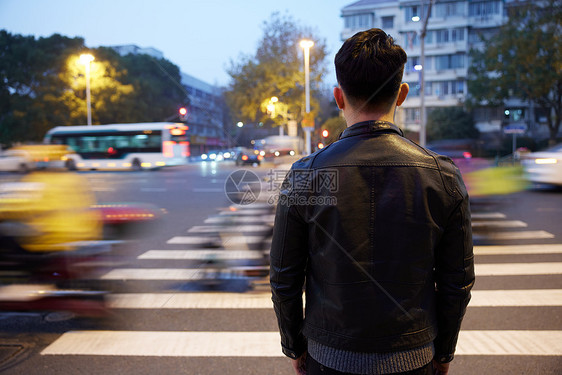 中年男性夜晚过马路背影图片