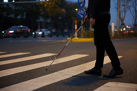 盲人拿着导盲杖过人行横道特写图片