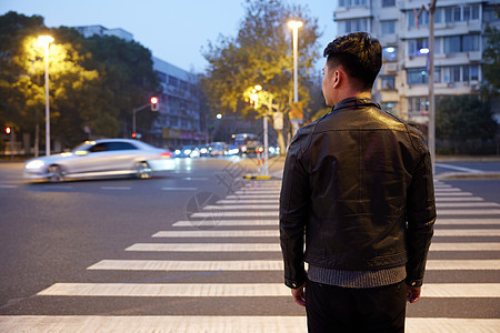 中年男性夜晚过马路背影图片