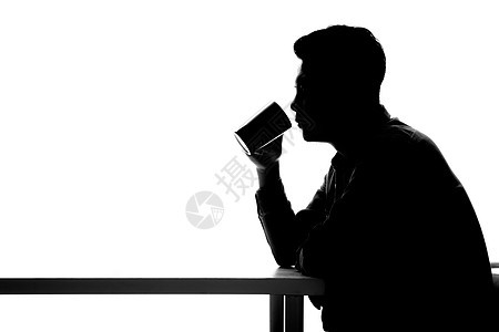 孤独男性喝水剪影图片