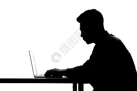 孤独男性办公看笔记本电脑剪影背景图片