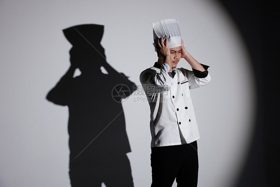 聚光灯下崩溃的厨师图片