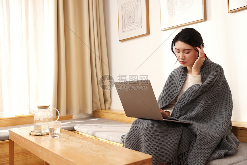 居家办公生病的女性图片