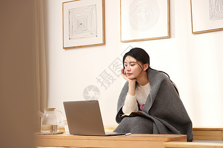 居家看电脑裹着毛毯的女性图片