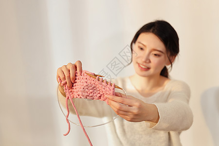 女性居家织毛衣图片