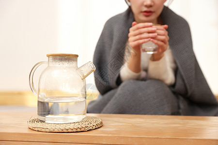 喝热水的女人女性生病喝热水特写背景