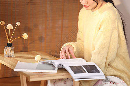 居家读书的女性特写图片