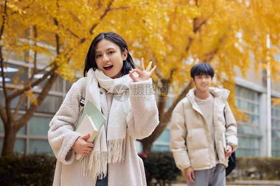 青年女大学生形象图片