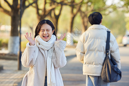 秋冬大学生情侣闹矛盾吵架图片