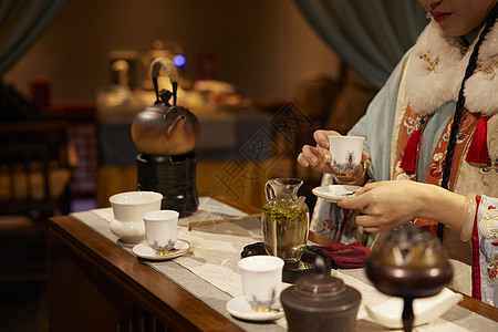 广式早茶古风汉服女性泡茶手部特写背景