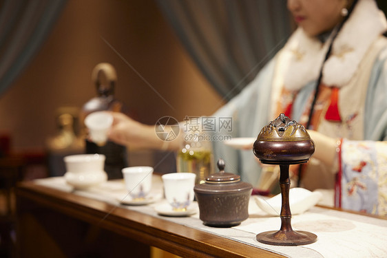 古风汉服女性泡茶特写图片