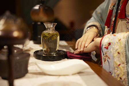 国画古风古风汉服女性泡茶手部特写背景