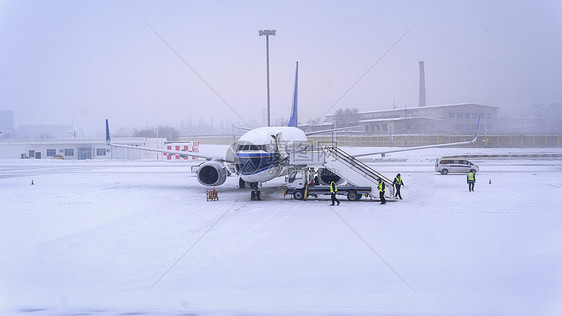 暴风雪天的机场作业图片