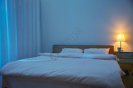 蓝色床夜晚的简约家居卧室背景