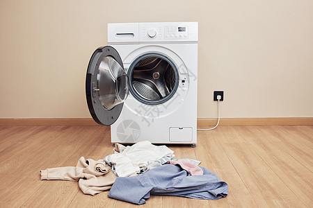 家居家电堆积在洗衣机前的脏衣服背景
