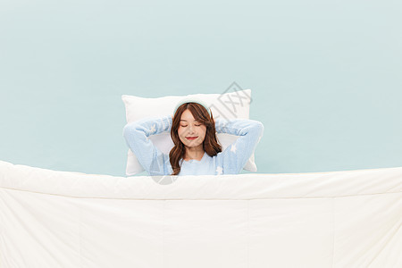 年轻少女躺在枕头上睡觉背景图片