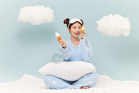 睡衣少女手拿冰淇淋形象图片