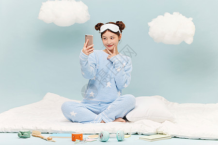 身着睡衣的年轻少女手机自拍图片
