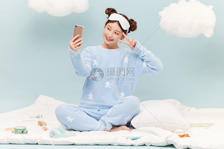 睡衣少女坐在被子上自拍图片
