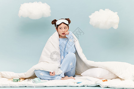 睡衣少女披着被子图片