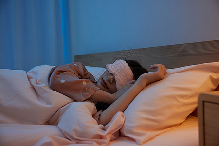 夜晚戴眼罩睡觉的居家女性图片