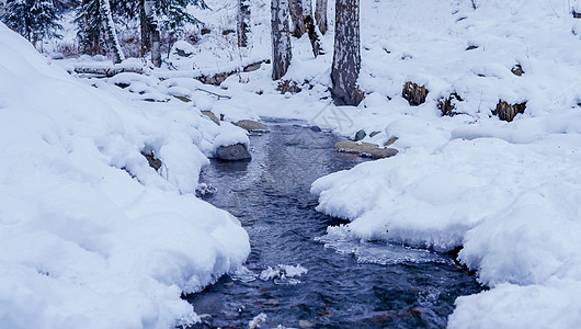 冬季雪地河流图片