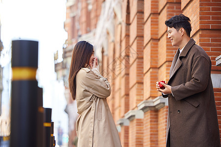 户外男性给女性求婚图片