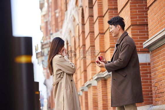 户外男性给女性求婚图片