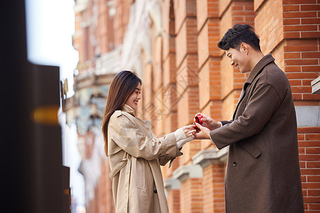 户外男性给女性求婚图片