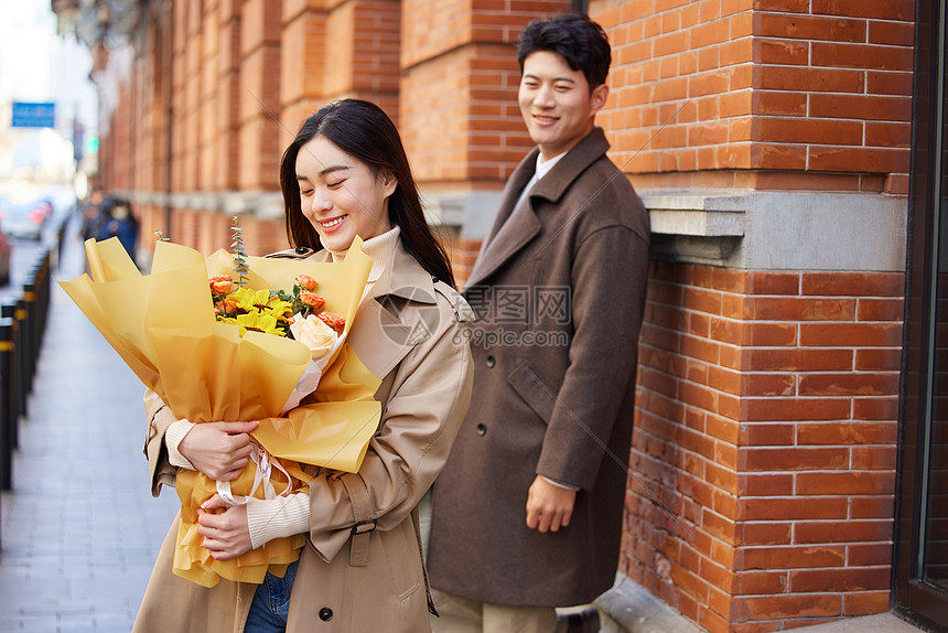 情人节户外男性给女朋友送花图片