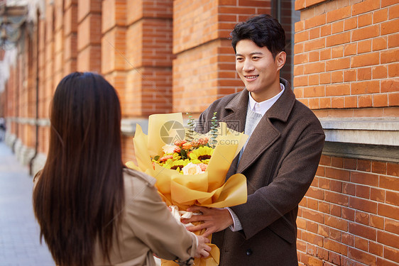 情人节户外男性给女朋友送花图片