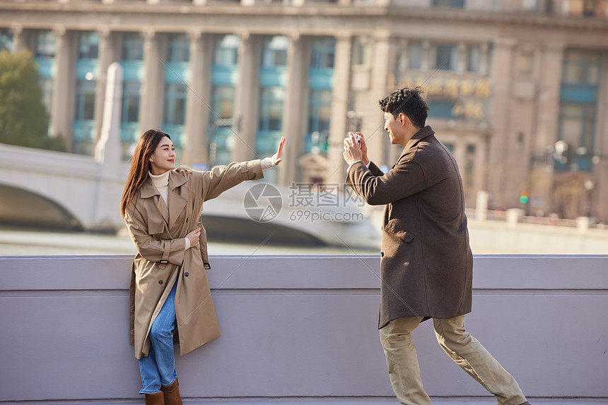 情侣户外约会男友给女友拍照图片