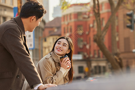 站在桥上男人情侣约会站在桥上看风景背景