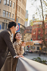 站在桥上的女人情侣约会站在桥上看风景背景