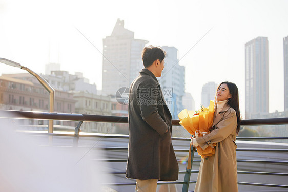 情人节户外男性给女朋友送花图片