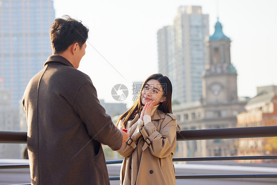 户外男性给女性求婚图片