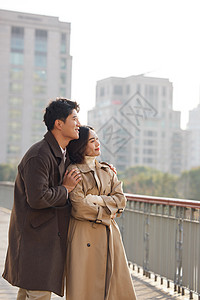 情侣约会站在桥上看风景图片