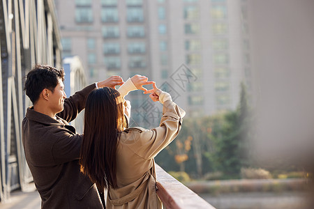 站在桥上的女人情侣约会站在桥上看风景背景