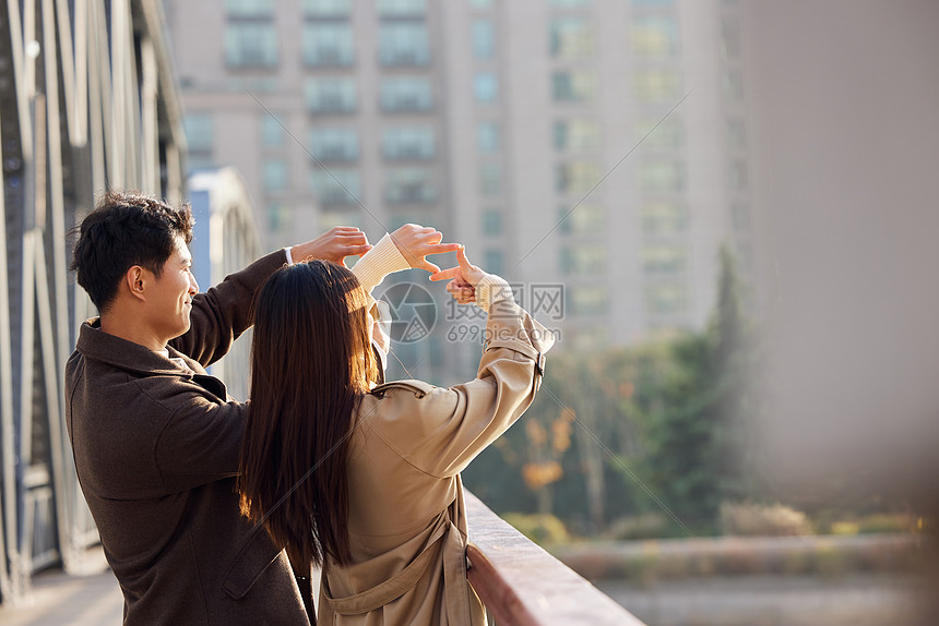 情侣约会站在桥上看风景图片