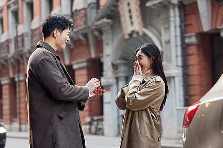 情人节送礼户外男性向女友求婚背景