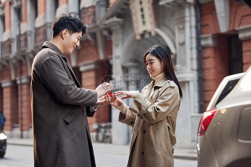 户外男性向女性求婚展示戒指图片