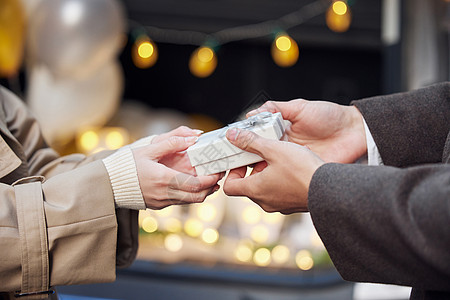图书馆情侣赠送礼物手部特写背景