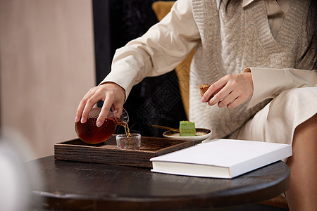 泡茶酒居家女性倒酒特写背景