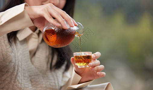 泡茶酒女性倒酒特写背景