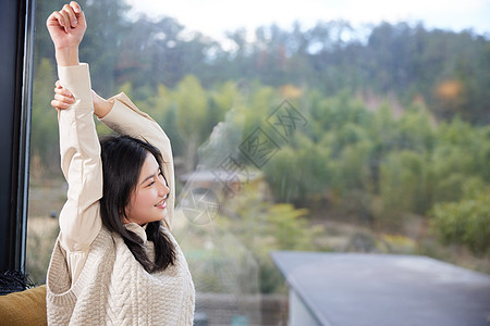 旅游度假在酒店惬意休息的女性图片