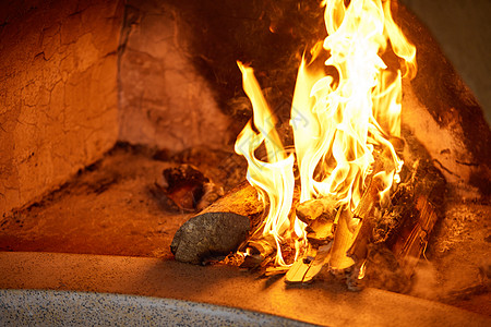 在壁炉里燃烧的火焰高清图片