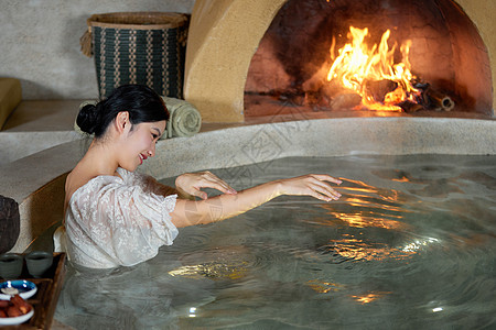 年轻女性惬意泡温泉图片素材