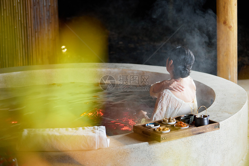 泡温泉的女性背影