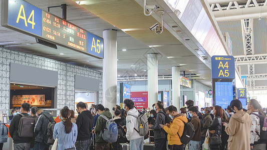春运期间火车站排队检票的人群背景图片