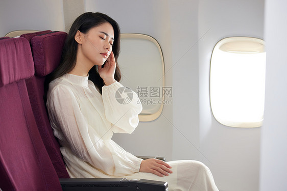 年轻女性飞机上疲劳头痛图片